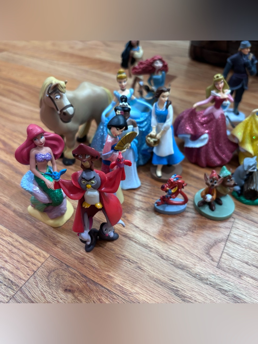 Disney Princess Figure Collection - Blue, Yellow, Pink, Red, Black - Picture 2 of 5